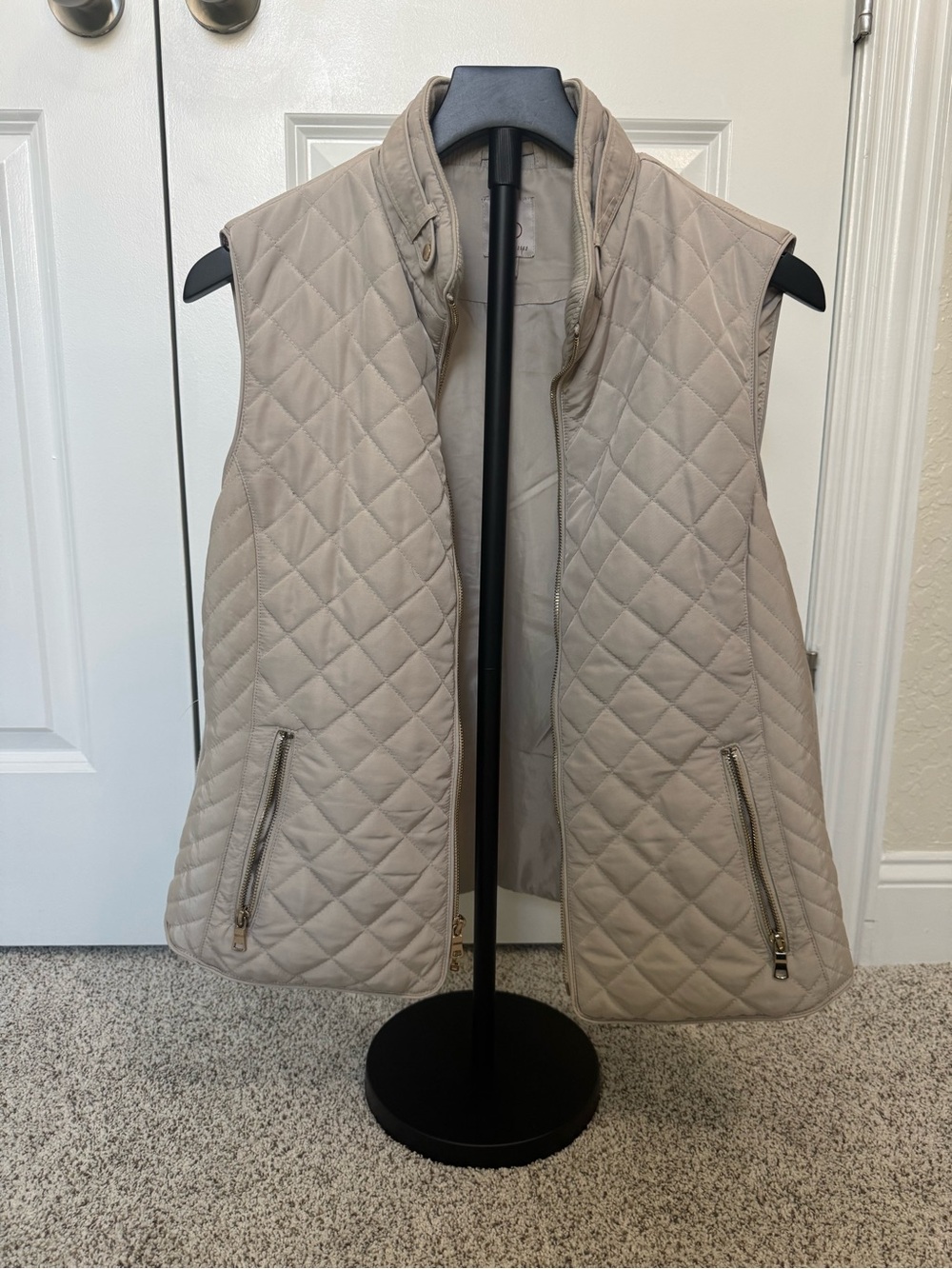 dressbarn Quilted Sleeveless Vest in Light Taupe